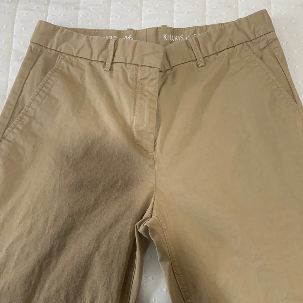 Perfect condition GAP straight leg Khakis. Great casual work wear 😊
